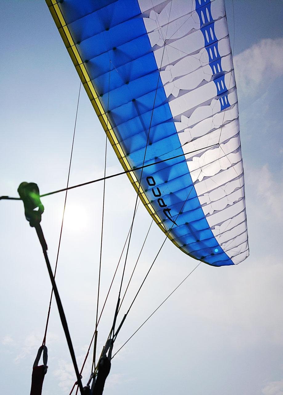 APCO Hybrid Light – EN-B paraglider by APCO Aviation in flight (image 2)