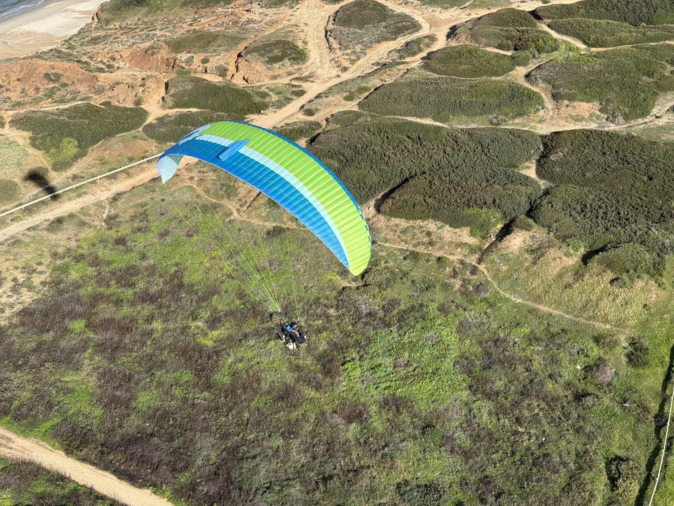 APCO F1 MKII – Motorschirm von APCO Aviation im Flug