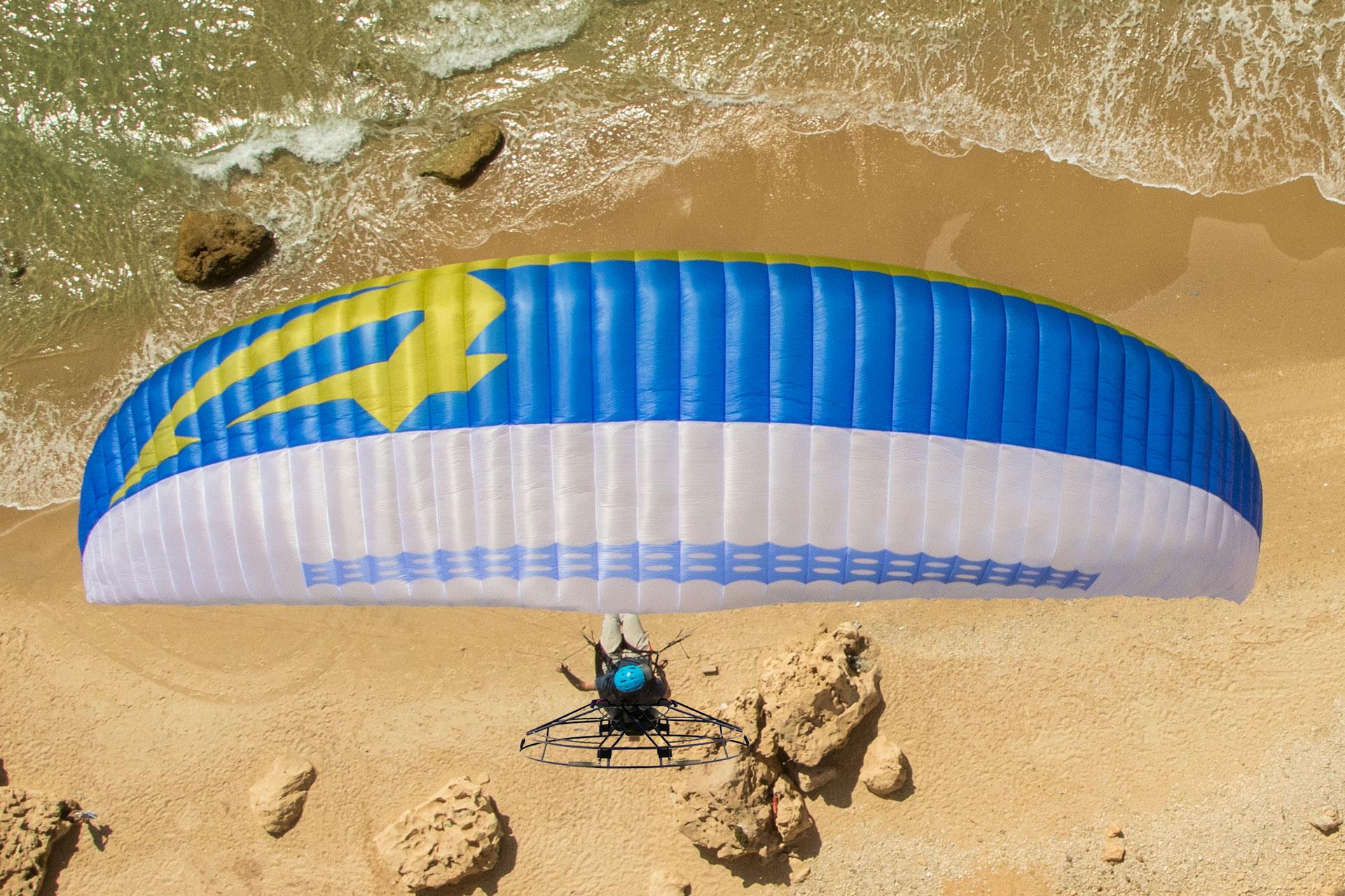 APCO Hybrid Paramotor – EN-B Motorschirm von APCO Aviation im Flug
